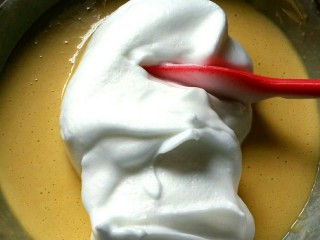 7、芒果蛋卷,将1/3的蛋白霜加入面糊中，以翻拌的方式搅拌均匀。注意速度要快，手法要轻，避免消泡