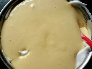 8、芒果蛋卷,将搅拌好的面糊倒回剩余的2/3蛋白霜中，以同样方式搅拌均匀