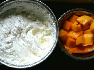 11、芒果蛋卷,芒果切粒，淡奶油打发到较硬的状态，方便卷卷