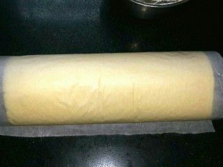 13、芒果蛋卷,卷起来，包好放冷藏1小时