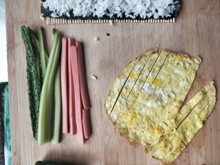 8、寿司,鸡蛋切条，火腿黄瓜切条