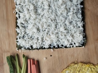 9、寿司,米饭铺在海苔上，适量就行，太少寿司不饱满，米饭上抹匀沙拉酱，黄瓜，火腿，鸡蛋，肉松，放在一堆，海苔从里像外卷起来