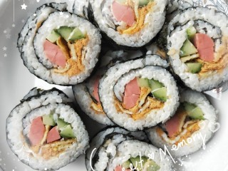10、寿司,卷好切开，切的时候刀上沾水切好切，然后淋上番茄酱，就可以开吃啦