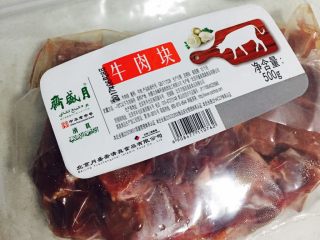 1、异域风情菜—咖喱土豆牛肉煲,最好用肥瘦相间的部位，比如牛腩，口感更好，我用的现成的牛肉块。