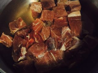 2、异域风情菜—咖喱土豆牛肉煲,将牛肉块解冻，冷水下锅焯去浮沫