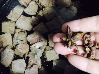 4、异域风情菜—咖喱土豆牛肉煲,高压锅中加入清水、料酒、牛肉、花椒大料