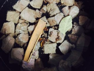 5、异域风情菜—咖喱土豆牛肉煲,加入一块桂皮和香叶，有助于牛肉变熟。调制煲汤档，加压焖煮