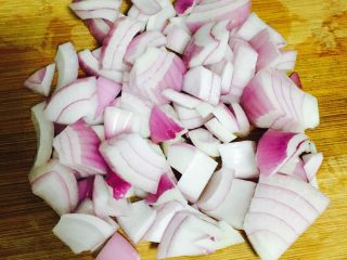 6、异域风情菜—咖喱土豆牛肉煲,洋葱切小块