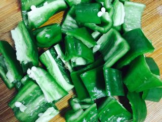 7、异域风情菜—咖喱土豆牛肉煲,青椒切段