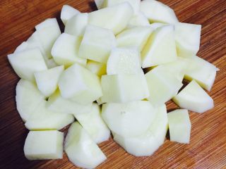 8、异域风情菜—咖喱土豆牛肉煲,土豆去皮切小块