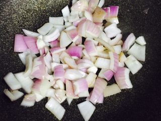 9、异域风情菜—咖喱土豆牛肉煲,锅内放油，油热后下洋葱翻炒