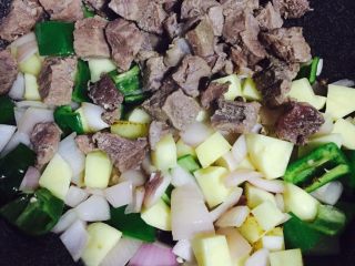 11、异域风情菜—咖喱土豆牛肉煲,然后加入压熟且沥干水分的牛肉