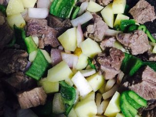 12、异域风情菜—咖喱土豆牛肉煲,加适量盐，翻炒均匀