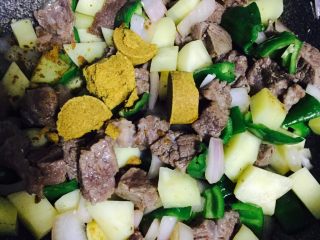 13、异域风情菜—咖喱土豆牛肉煲,炒至食材断生，取出咖喱块倒入锅中