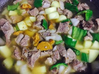 14、异域风情菜—咖喱土豆牛肉煲,加适量清水，水量没过食材多一些即可，水太多，整体口味会变淡，控制好水量