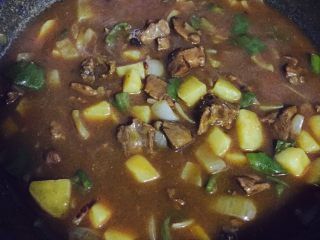 16、异域风情菜—咖喱土豆牛肉煲,煮至汤汁浓稠即可关火