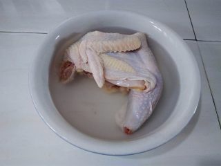 1、淮山煲鸡汤, 鸡肉洗干净，在水里泡一下，洗去血水，切小块，鸡油剔除