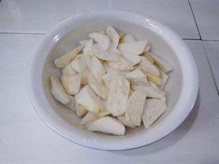 2、淮山煲鸡汤,淮山去皮，切滚刀块，切好马上泡水里，我放的稍微晚了点有点氧化变黑