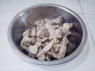 5、淮山煲鸡汤, 鸡块洗掉浮沫，滤干水放一边备用
