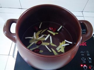 7、淮山煲鸡汤,砂锅里水烧开以后放入葱姜，红枣，继续大火烧开