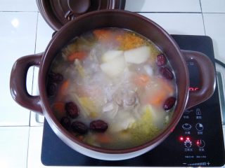 11、淮山煲鸡汤,煲够时间关火，利用电陶炉的余温再煲一会就可以开吃了