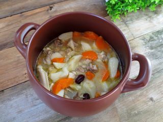 12、淮山煲鸡汤, 砂锅煲的汤很好喝，凉了也很清爽