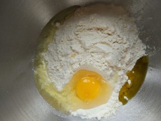 1、意式肉酱千层面（附千层面、红白酱做法）,制作千层面皮：面粉加入鸡蛋和1勺水、橄榄油
