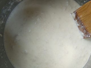 3、意式肉酱千层面（附千层面、红白酱做法）,制作白酱：将淡奶油加面粉和牛奶拌匀，用中火边加热边搅拌5分钟，直到稍浓稠后离火，加入盐和黑胡椒粉调匀备用