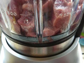 4、意式肉酱千层面（附千层面、红白酱做法）,制作番茄肉酱：猪肉洗净，切大块，放入破壁机或料理机中