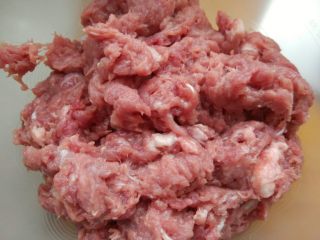 5、意式肉酱千层面（附千层面、红白酱做法）,选择搅拌程序，搅拌十几秒左右，停止程序，取出猪肉蓉。稍有颗粒的口感比较好吃，所以不用搅打得太细腻