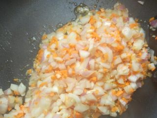 6、意式肉酱千层面（附千层面、红白酱做法）, 小火将黄油融化，爆香蒜末、洋葱丁、胡萝卜丁