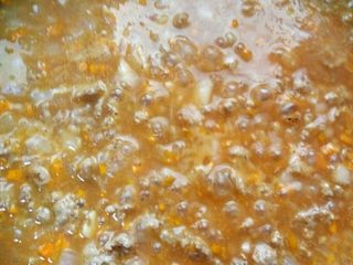 8、意式肉酱千层面（附千层面、红白酱做法）,加红酒、番茄酱、高汤拌匀并煮沸后，盖上锅盖用小火煮15分钟