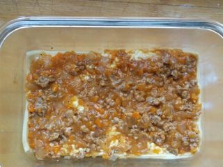 11、意式肉酱千层面（附千层面、红白酱做法）,在烤盘底部刷一层白酱，盖一片千层面皮，再刷白酱，铺番茄肉酱