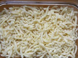 13、意式肉酱千层面（附千层面、红白酱做法）,最后一层是白酱，在表面撒奶酪碎