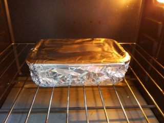 14、意式肉酱千层面（附千层面、红白酱做法）,表面用锡纸包好，放入预热好的烤箱中层，上下火180度，烤30分钟左右。因为用的是自制的千层面皮，比市售机器压制的稍厚，所以用锡纸包住烤，能使