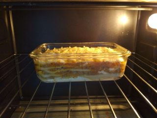 15、意式肉酱千层面（附千层面、红白酱做法）,打开锡纸，放到烤箱上层，再烤5-10分钟，表面上色即可