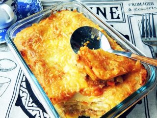 16、意式肉酱千层面（附千层面、红白酱做法）,取出晾凉，用勺子直接在焗盘里挖着吃，或者倒扣在盘里，切块食用都可以