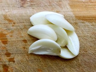 4、食光社劲爆香辣鸭头,大蒜切片