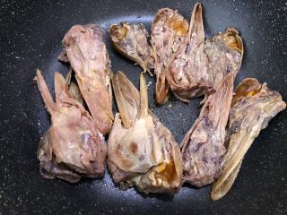 5、食光社劲爆香辣鸭头,热锅下入鸭头中火慢慢煸炒