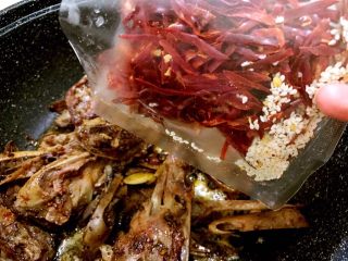 9、食光社劲爆香辣鸭头,加入里面的辣椒芝麻料包