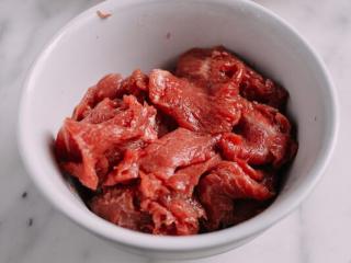 1、油条牛柳,牛肉加1勺玉米淀粉，1撮小苏打和2勺油混合在一起。放10分钟 。