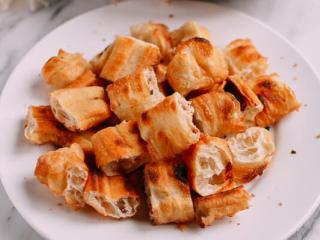 2、油条牛柳,油条切成两寸，放烤箱烤到稍微酥脆。