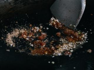 4、油条牛柳,改小火，一勺油，一勺红糖。