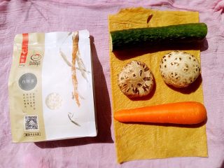 1、豆油皮糯米卷,准备好原料(我做的是5-6人量，人少请减量）