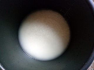 3、豆油皮糯米卷,白糯米洗后泡20分钟，煮饭。煮好饭大概要20多分钟，饭煮上了可以去玩会。