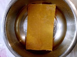 4、豆油皮糯米卷,豆油皮比较好泡，饭煮好后泡豆油皮，凉水10分钟，晾干备用。