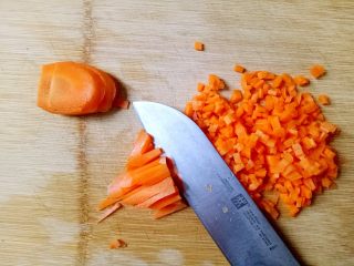 5、豆油皮糯米卷,胡萝卜切丁