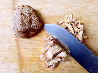 6、豆油皮糯米卷,香菇切丁