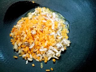 7、豆油皮糯米卷,锅里放适量油烧热，倒入胡萝卜香菇丁