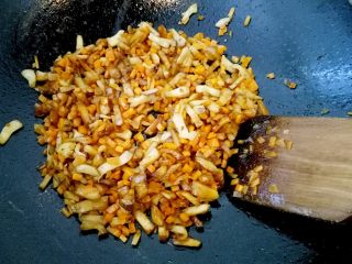 8、豆油皮糯米卷,煸炒2分钟左右食材变熟了，加盐 胡椒粉 孜然粉 姜粉 炒拌均匀，倒入适量生抽，关火翻炒入味。